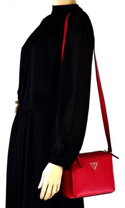Bolso GUESS rojo efecto doble logo triangulo