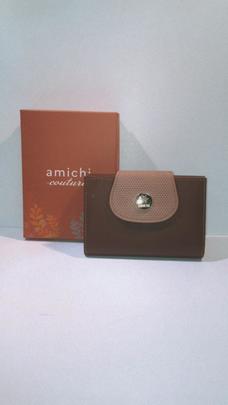 Cartera AMICHI piel mediana taupe solapa rosa/broche