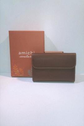 Cartera AMICHI piel mediana taupe solapa rosa/broche