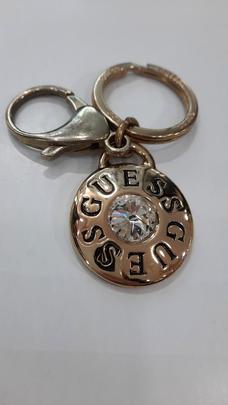 Llavero GUESS Dorado Letras Negras