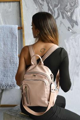 Mochila NOCO charol blando nude varias cremalleras