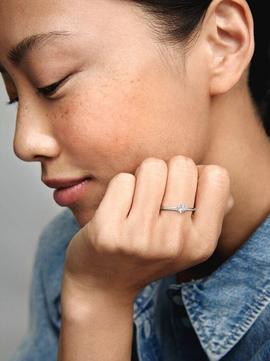 Anillo PANDORA solitario estrella brillante celestial