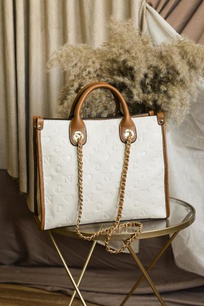 Bolso NOCO blanco rigido detalles camel cadenas
