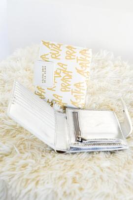 Cartera AGATHA plana mediana blanca y logos