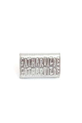 Cartera AGATHA alargada solapa metalizada logos