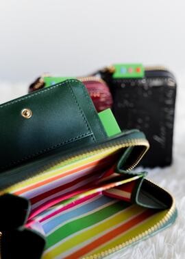 Cartera AGATHA cremallera charol
