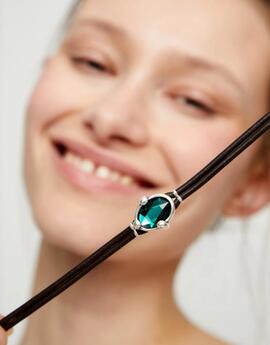 Pulsera UNO DE 50 cuero con cristal facetado ovalado verde