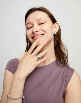 Anillo UNO DE 50 forma de ojo con cristal azul facetado