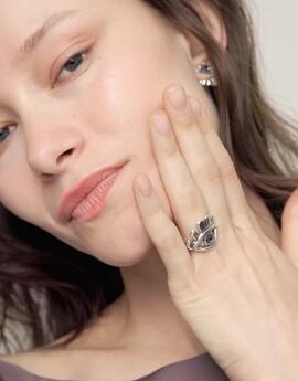 Anillo UNO DE 50 forma de ojo con cristal azul facetado
