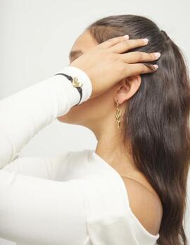 Pulsera UNO DE 50  hilo elástico negro con corazón