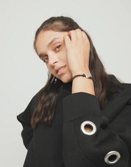 Pulsera UNO DE 50  hilo elástico negro con corazón