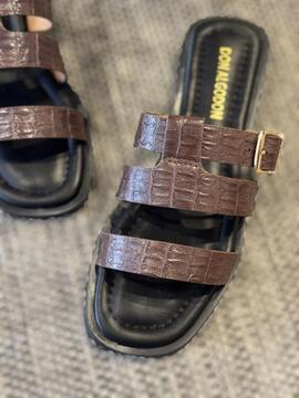 Sandalia DON ALGODON tiras marrones efecto cocodrilo